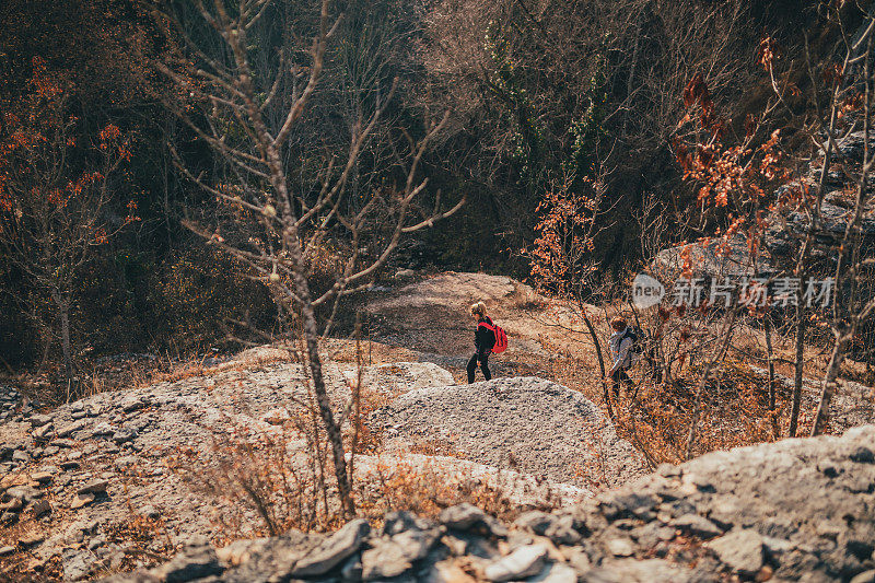 两个女人徒步旅行