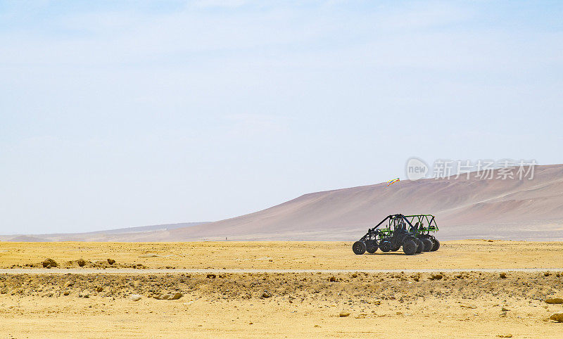 在干燥的沙漠里的四轮马车