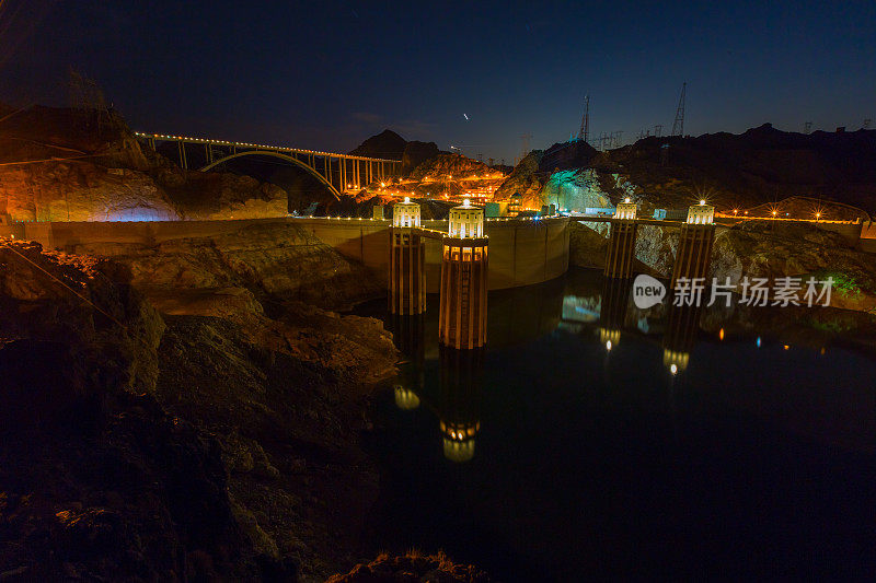 夜间，位于亚利桑那州和内华达州边界的胡佛大坝与科罗拉多河接壤