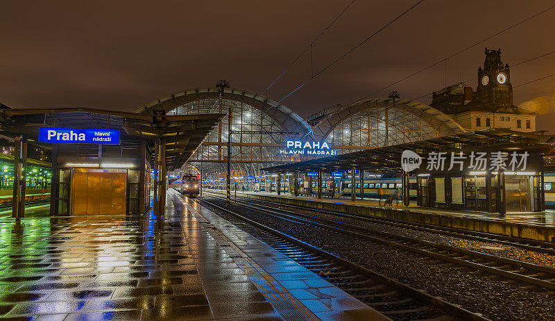 主要车站在首都布拉格的冬天雨夜