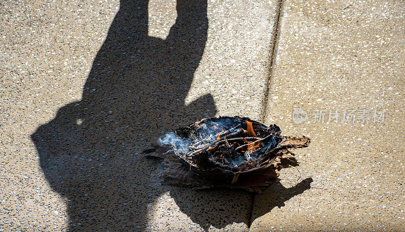 影子，火焰和烟从树皮船和叶子用于传统的澳大利亚土著吸烟仪式。