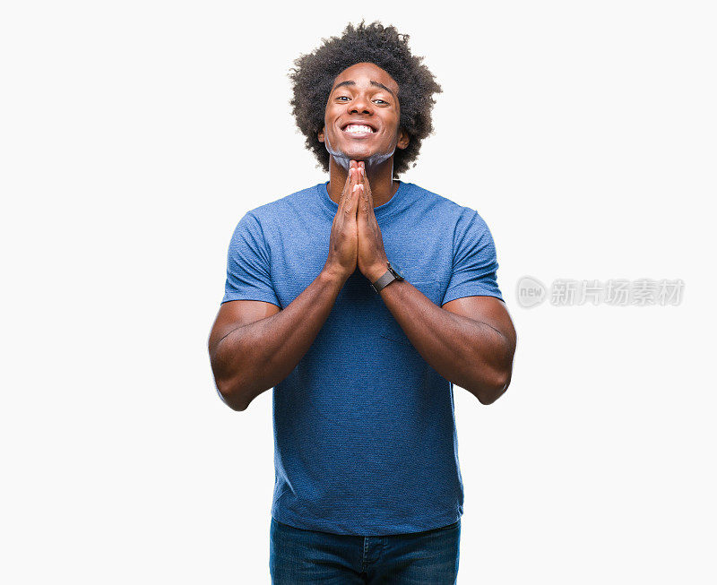 一名来自偏远地区的美国黑人男子双手祈祷，自信地微笑着请求宽恕。