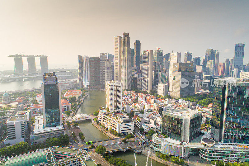 鸟瞰图新加坡天际线和滨海湾全景，码头是新加坡的经济中心，这里有新加坡中心的所有建筑