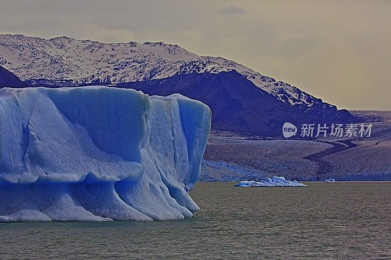 漂浮在阿根廷湖上的冰山和阿普萨拉冰川附近的浮冰-巴塔哥尼亚