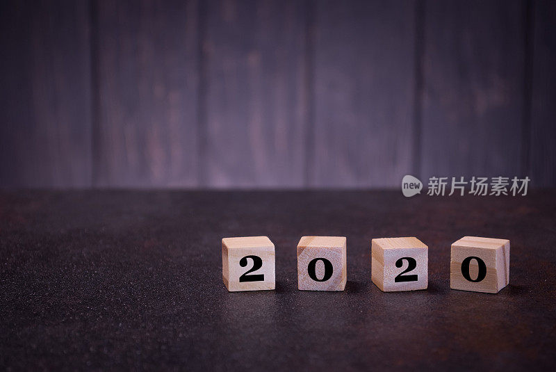 数字2020年新年在木方上，在深色的背景上，木方标志、符号标志