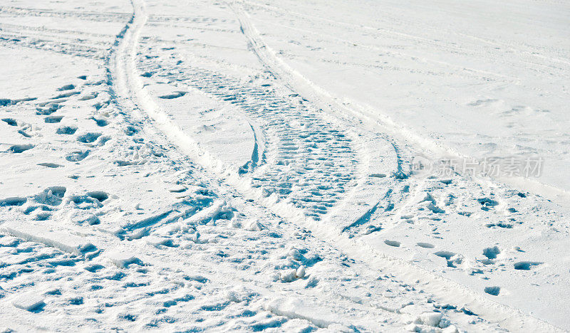 雪板的痕迹和雪地上的足迹