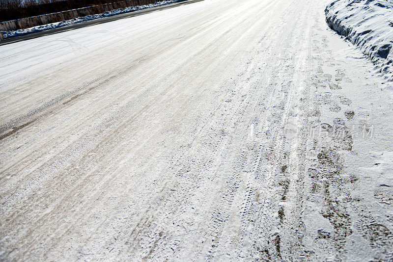 轮胎在雪地上留下痕迹