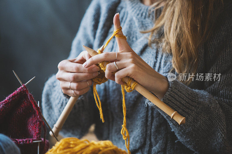 近距离观察女人的手编织