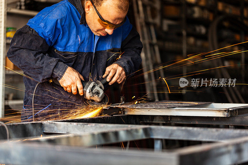 建筑业手工工人用圆锯切割铁器