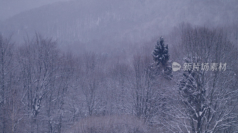 冬季仙境。的雪山风景