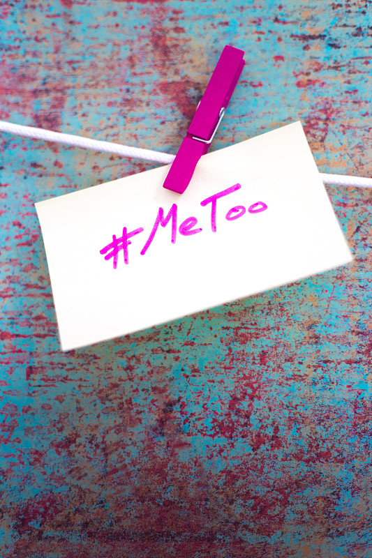 夹在粉色衣夹上的#MeToo便利贴