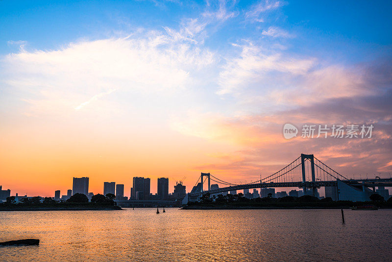 日本东京，虹桥横跨海湾