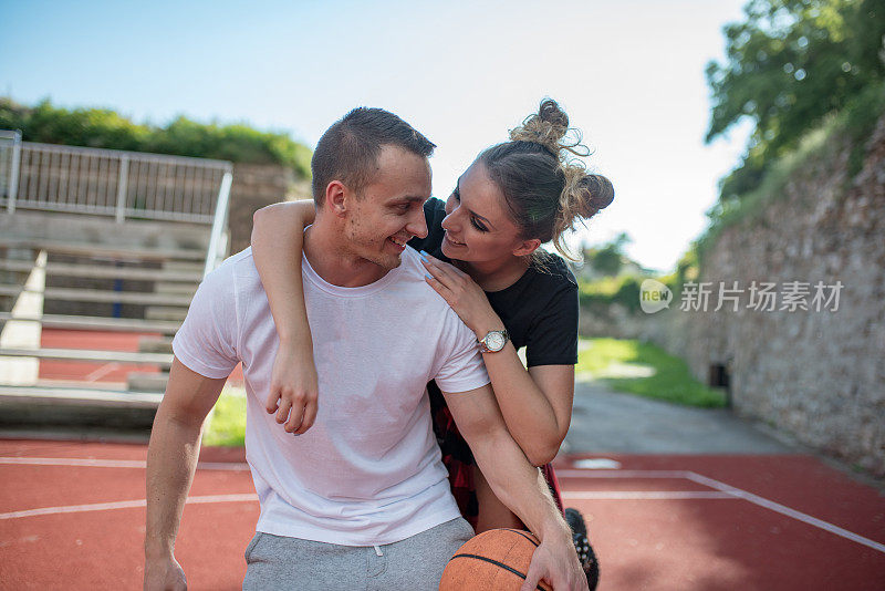 情侣在篮球场