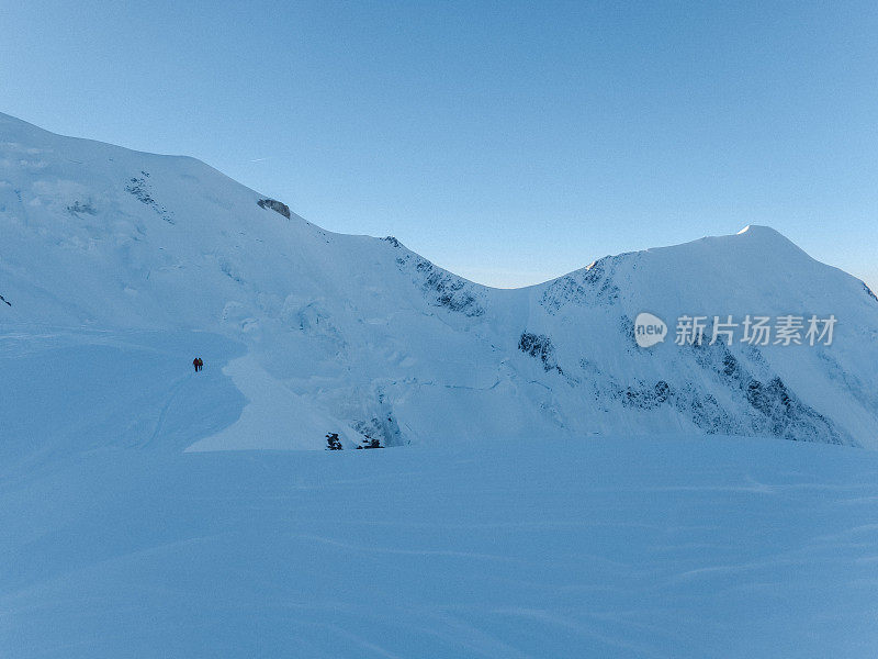 登山者的剪影。雄伟的山景观