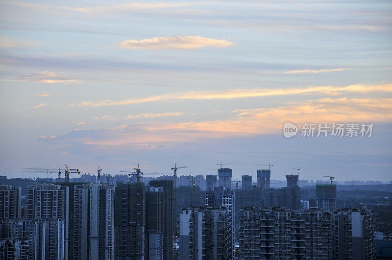 城市天际线在日出，成都，中国