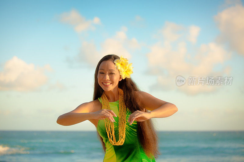 考艾岛海滩上的夏威夷草裙舞