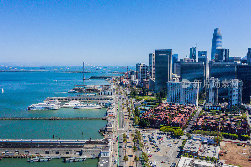 在阳光明媚的一天鸟瞰图的Embarcadero