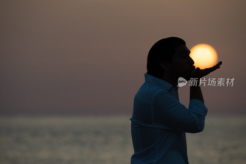 人们欣赏着多彩的日出日落，与太阳嬉戏