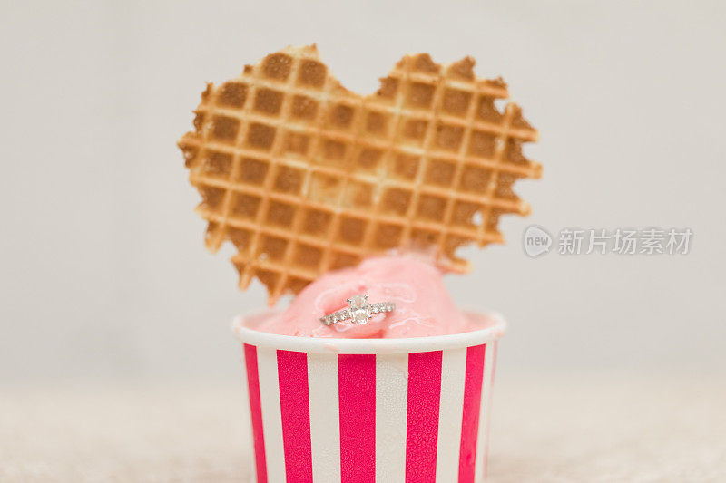 钻石订婚戒指在冰淇淋