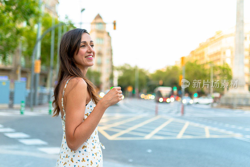 美丽的女人走在巴塞罗那Gràcia大街上