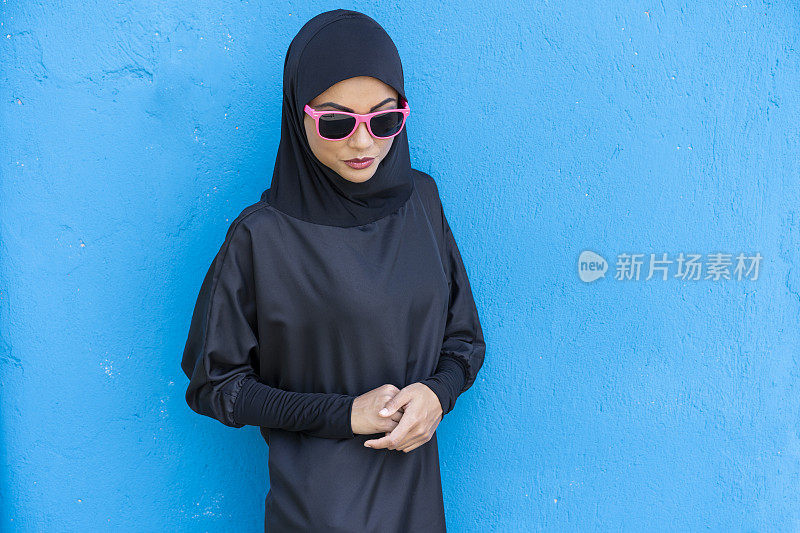 美丽的马来西亚女人与粉红色的太阳镜