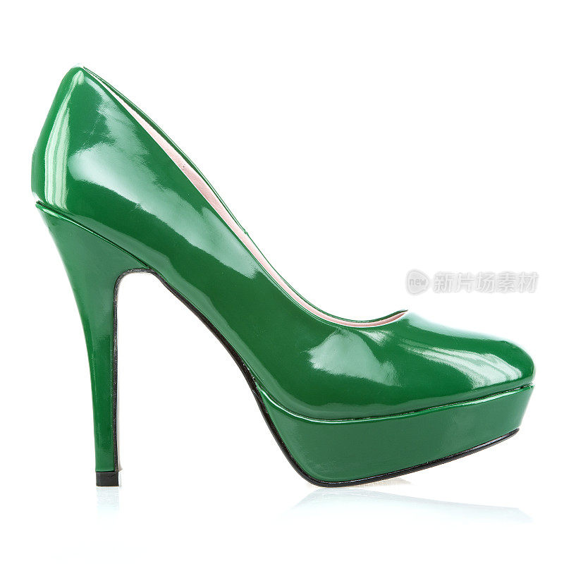 高跟鞋在闪亮的绿色专利皮革平台底