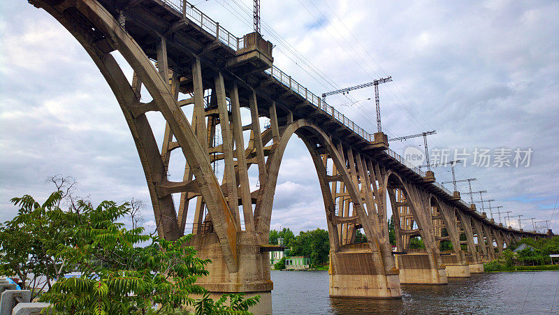 乌克兰第聂伯罗彼得罗夫斯克第聂伯河上的桥。