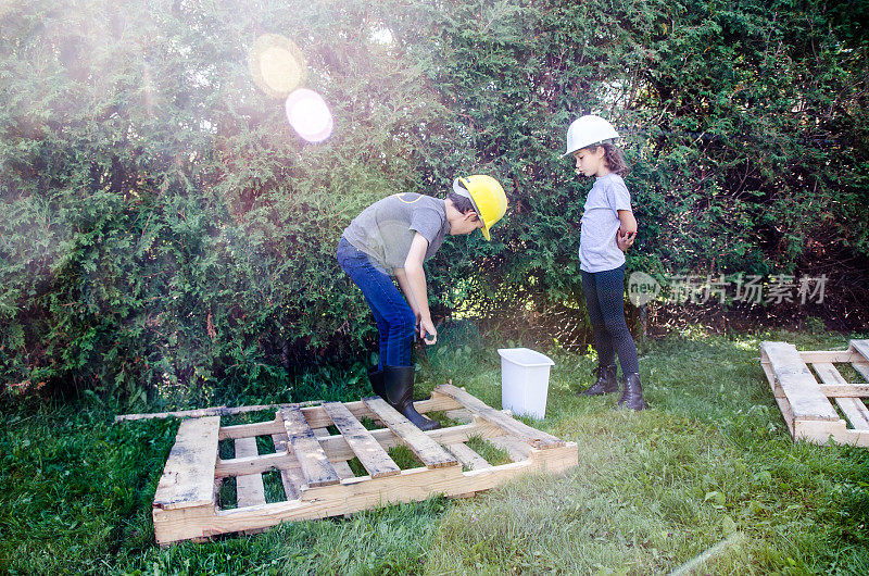 两个孩子在玩木托盘