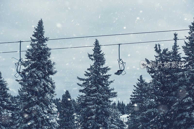 滑雪坡道和滑雪缆车降雪