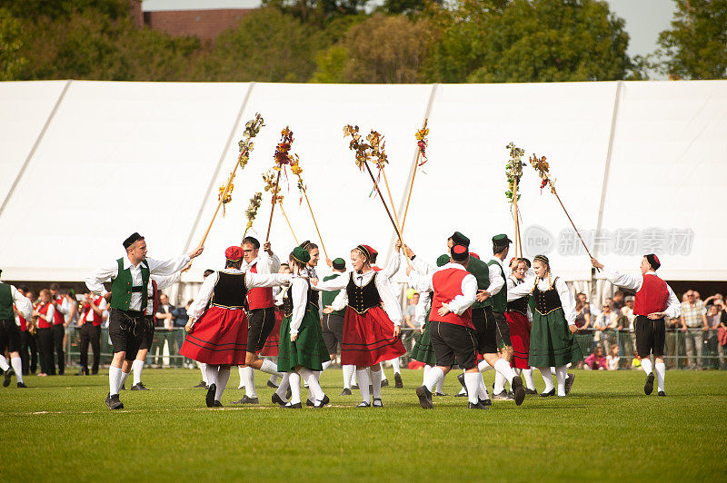 传统的秋季收获节。年轻人穿着民族服装表演传统的德国温泽坦兹舞，英国酿酒师舞。