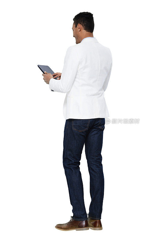 非裔美国人年轻男性穿着领尖衬衫站在白色背景前，使用数码平板电脑