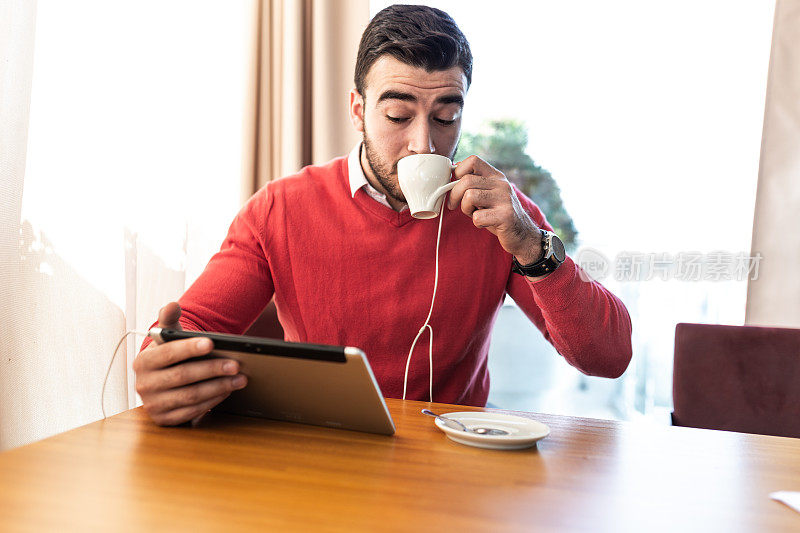 人在café使用平板电脑