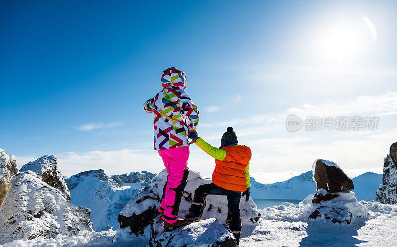 母子俩站在雪山顶上