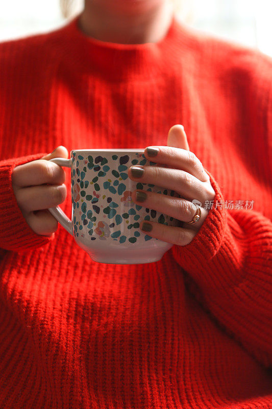 女人手里拿着茶杯