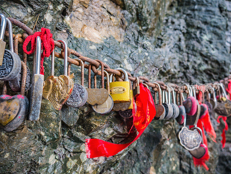 在中国张家界天门山国家公园的天门上，锁钥匙锁链。