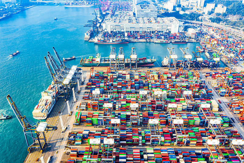 中国香港贸易工业集装箱码头的彩色集装箱。俯视图无人机航拍