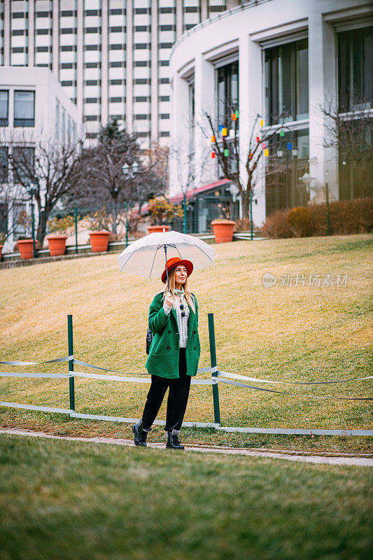 在雨天带着雨伞散步的女人