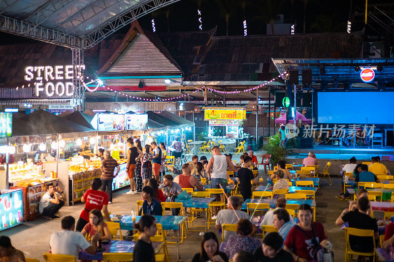 人们在巴东海滩附近的普吉岛夜市享受当地美食。