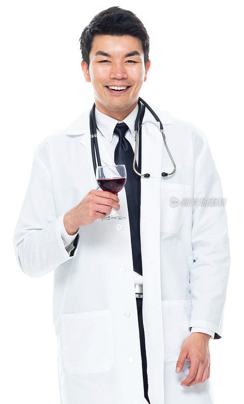 东亚民族年轻男医生庆祝祝酒语在白色背景穿着实验室外套和拿着饮料