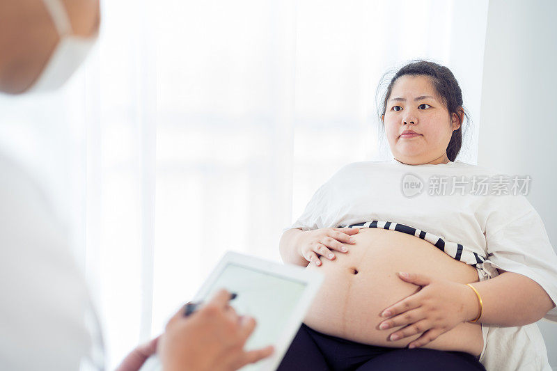 医生使用数字平板与怀孕