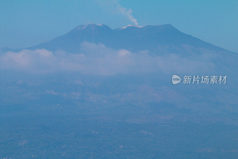 意大利墨西拿省陶尔米纳的埃特纳火山