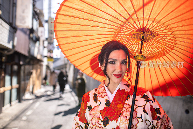 站在传统居酒屋巷子上的和服白人游客的肖像