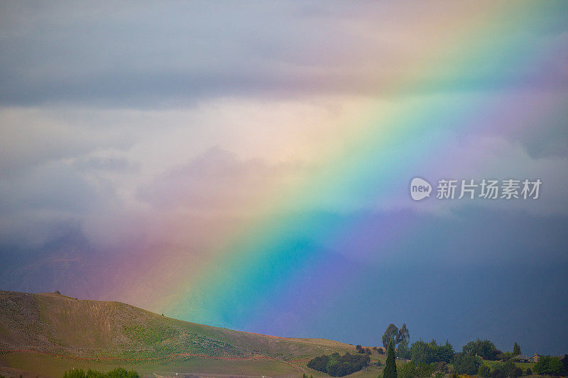 一道难以置信的彩虹照耀着瓦纳卡的水道