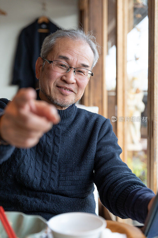 与一位年长的人吃饭时谈话