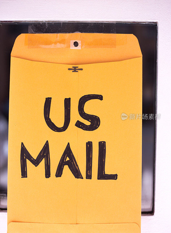 门上的马尼拉信封手写签名:美国邮件