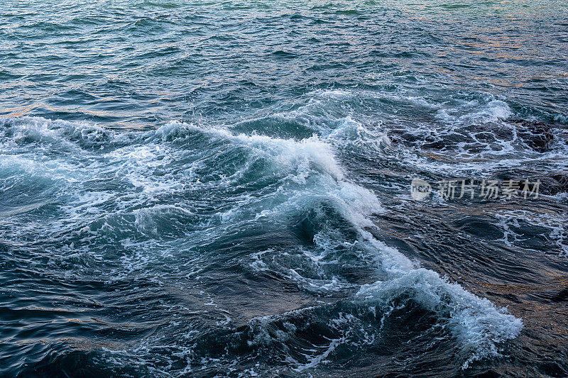 涨潮时的海浪