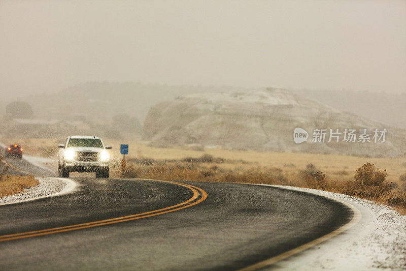 在冰雪潮湿的道路上驾驶美国西部冬季旅行系列