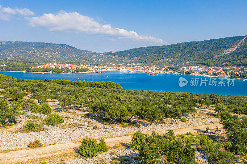 克罗地亚Cres岛海岸小镇的远景