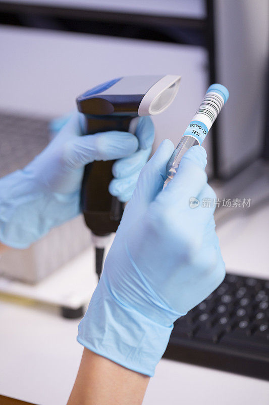 在医学实验室工作的女医生使用现代设备对医学样本进行检测。实验室医疗设备用于分析的医疗设备。检测冠状病毒(COVID-19)、艾滋病和DNA、RNA病毒的定义。