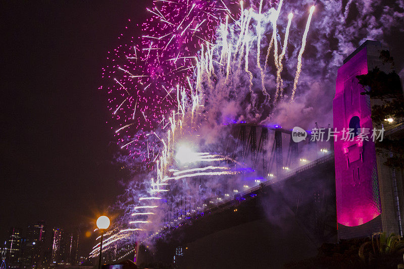 悉尼海港大桥在2020年新年前夜的烟花欢迎秀上